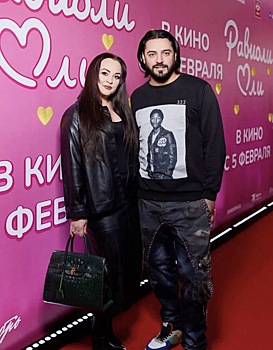 Солист группы «Корни» Александр Бердников появился на премьере фильма с супругой: фото