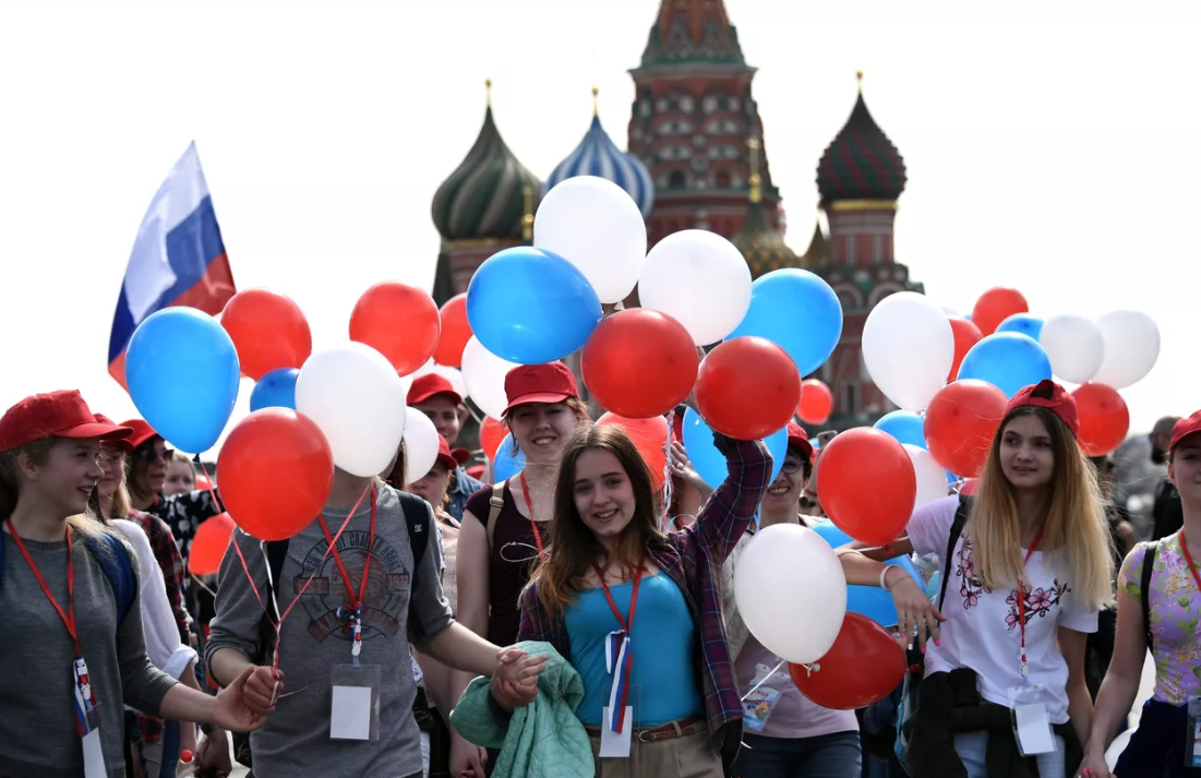 Парад 1 мая москва. Московская молодежь на Первомайской демонстрации. Первомайская демонстрация в Москве. Празднование 1 мая в Москве. Праздник Первомай в России.