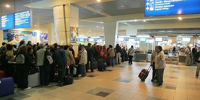 Стало известно, почему россияне заранее встают в очередь на посадку в самолет