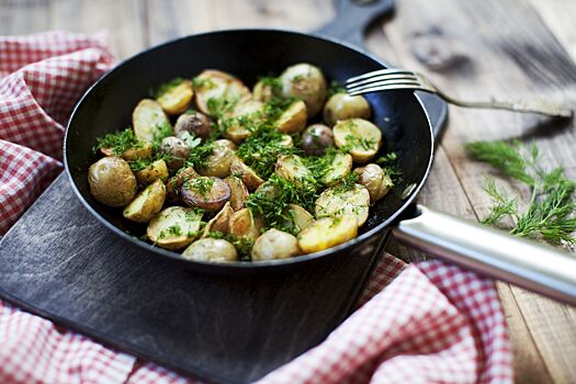 Как правильно жарить картошку на сковороде: рецепт с фото пошагово