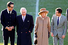 Райан Рейнольдс встретился с королем Карлом III и королевой Камиллой на футбольном поле