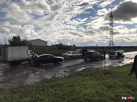 «Куча утопленников и гонки по тротуару»: дождь превратил в озеро оживлённую дорогу в Чурилово