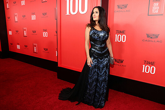 56-летняя Хайек вышла в свет в корсетном платье