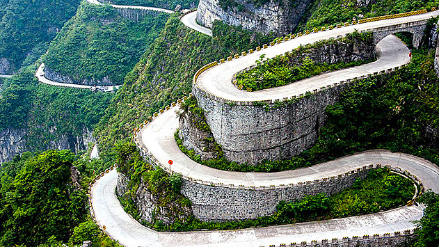 Главное - не смотреть вниз. 10 самых извилистых дорог мира