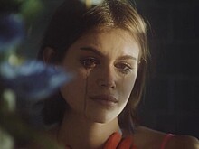 Плачущая Кайя Гербер показала боль от расставания с любимым в режиссерском дебюте Кары Делевинь