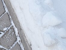 Уборка объектов торговли и услуг от последствий снегопада провели на территории поселения Михайлово-Ярцевское