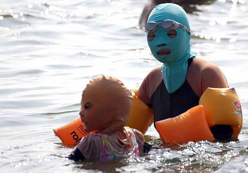 Детей точно также наряжают в маски для морских развлечений.
