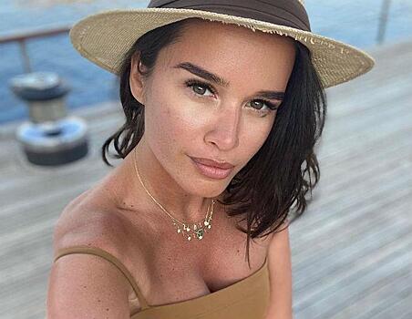 «Последняя ночь в Турции»: Бородина в песочном жакете и мини-юбке сходила в ресторан