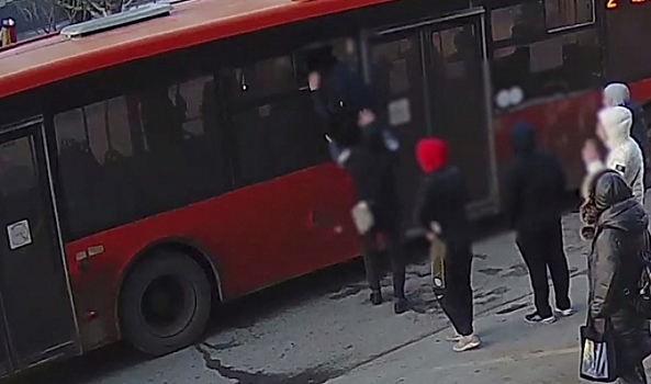 В Волгограде школьники устроили беспорядок в салоне автобуса №2