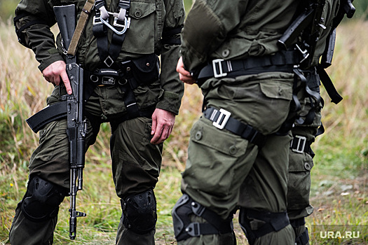 Силовики штурмуют квартиру стрелявшего в Екатеринбурге