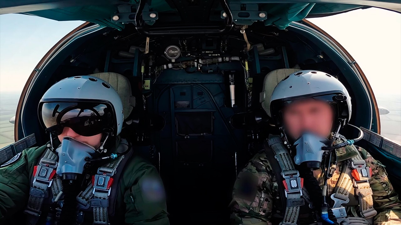 Экипаж Су-34 разнес пункт временной дислокации ВСУ в Курской области