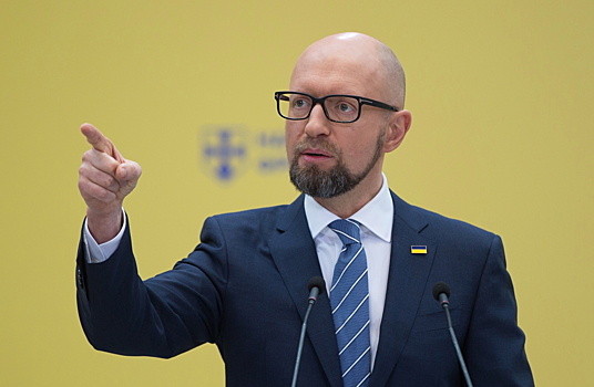 СК предъявил заочное обвинение бывшему премьеру Украины Яценюку