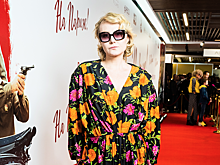 Рената Литвинова пришла на премьеру фильма «На Париж!» в платье-халате, а Евгений Стычкин — в рубашке навыпуск