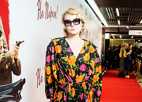 Рената Литвинова пришла на премьеру фильма «На Париж!» в платье-халате, а Евгений Стычкин — в рубашке навыпуск
