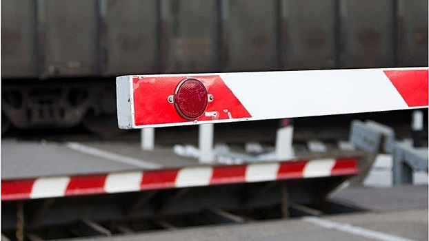 В Радужном сегодня закроют железнодорожный переезд