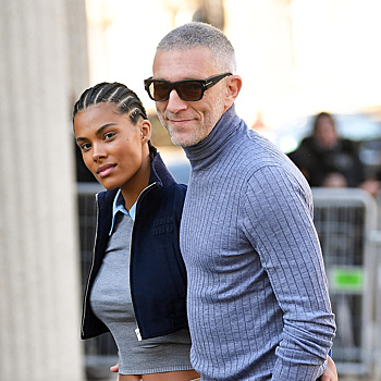 Парный лук: невероятно стильные Тина Кунаки и Венсан Кассель на показе Miu Miu в Париже