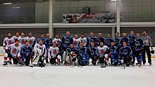Первый в году хоккейный матч между Главным командованием ВМФ и сотрудниками правительства Петербурга посвятили 77-летию снятия блокады