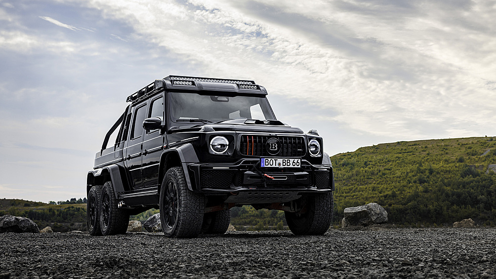 Brabus XLP 800 6x6 Adventure стал продолжением линейки шестиколёсных трёхосных пикапов, но на сей раз на базе актуального поколения Mercedes-AMG G 63 серии W 465. Новый кузов с карбоновым обвесом, новая рама, дополнительная ось и 800-сильный 4,0-литровый V8 — вот ключевые элементы необычного проекта от немецких тюнеров.
