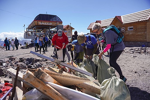 На склонах Эльбруса добровольцы собрали 20 тонн мусора