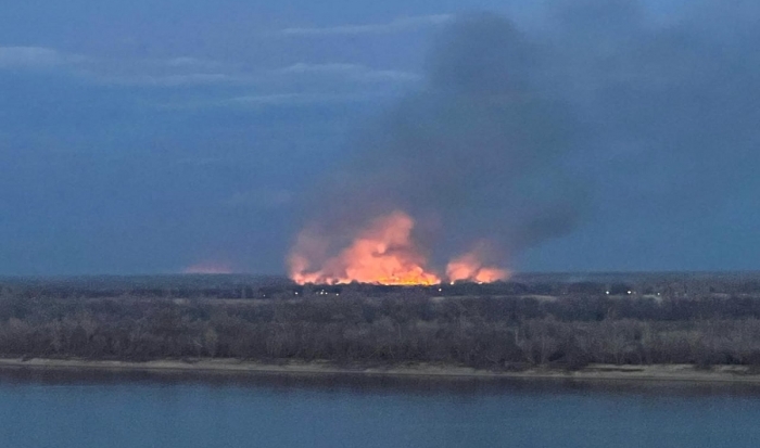 Сильный пожар вспыхнул в Волгоградской области вечером 6 апреля