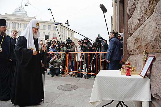 Глава РПЦ провел молебен возле станции петербургского метро