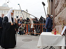 Глава РПЦ провел молебен возле станции петербургского метро