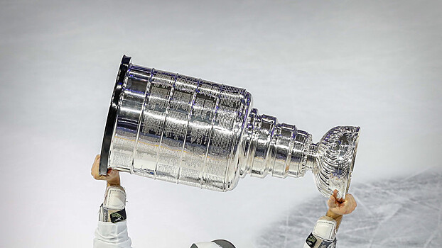 Никита Кучеров поднял Кубок Стэнли над головой по прибытии в Тампу