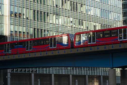 Огонь тушили прямо с крыши: трамвай загорелся на ходу в Санкт-Петербурге