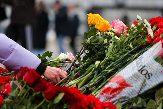 В Санкт-Петербурге женщина хотела унести цветы и игрушки с мемориала в память о жертвах теракта в «Крокусе»