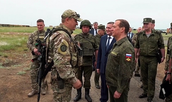 Медведев во время визита в Волгоградскую область проверил подготовку бойцов