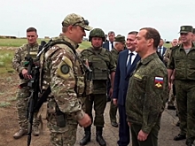 Медведев во время визита в Волгоградскую область проверил подготовку бойцов