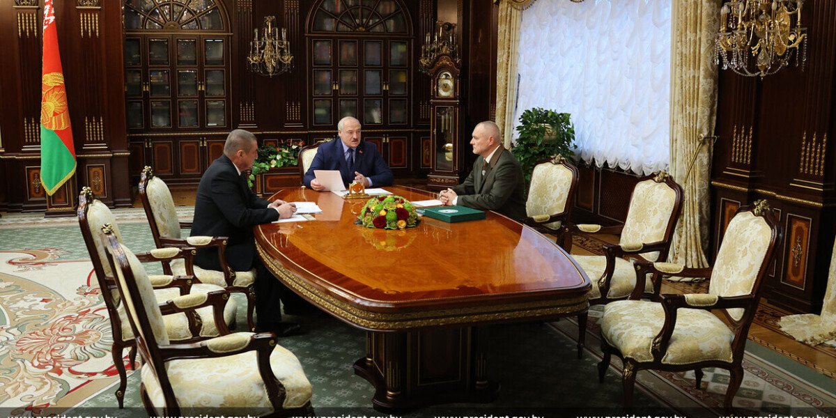 Лукашенко обсудил с охотниками регулирование численности медведей