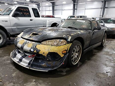 Поджарившийся на открытом огне Dodge Viper GTS продают за 3,7 миллиона рублей