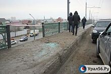 В Оренбурге внедорожник протаранил ограждение моста на ул. Терешковой