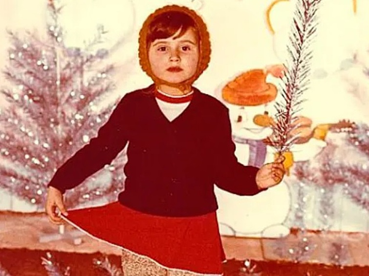 Маленькая Света на новогоднем празднике.