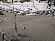 В Петрозаводске мужчина несколько минут бегал по оживленному перекрестку