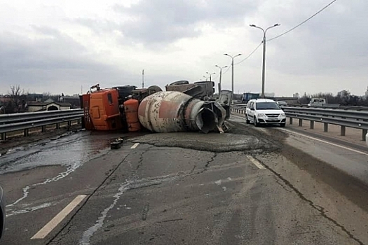На 3-й Продольной магистрали в Волгограде опрокинулась бетономешалка