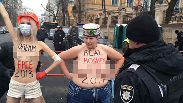 Активистки FEMEN припомнили Порошенко итоги Евромайдана