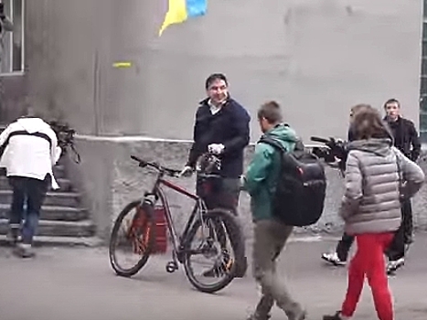 Саакашвили приехал на избирательный участок на велосипеде