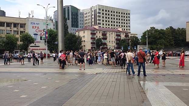 В Краснодаре на митинге в поддержку хабаровчан неизвестный применил к протестующим перцовый баллончик
