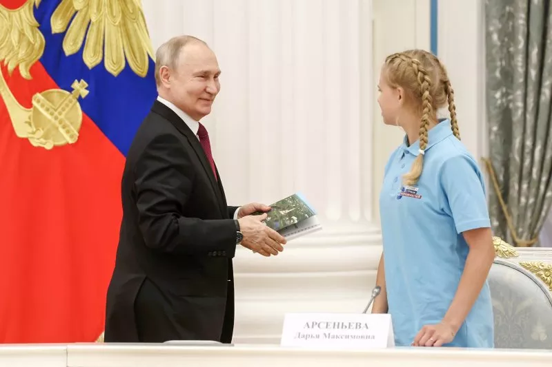 Стало известно содержание записки Путина школьнице из Новгородской области