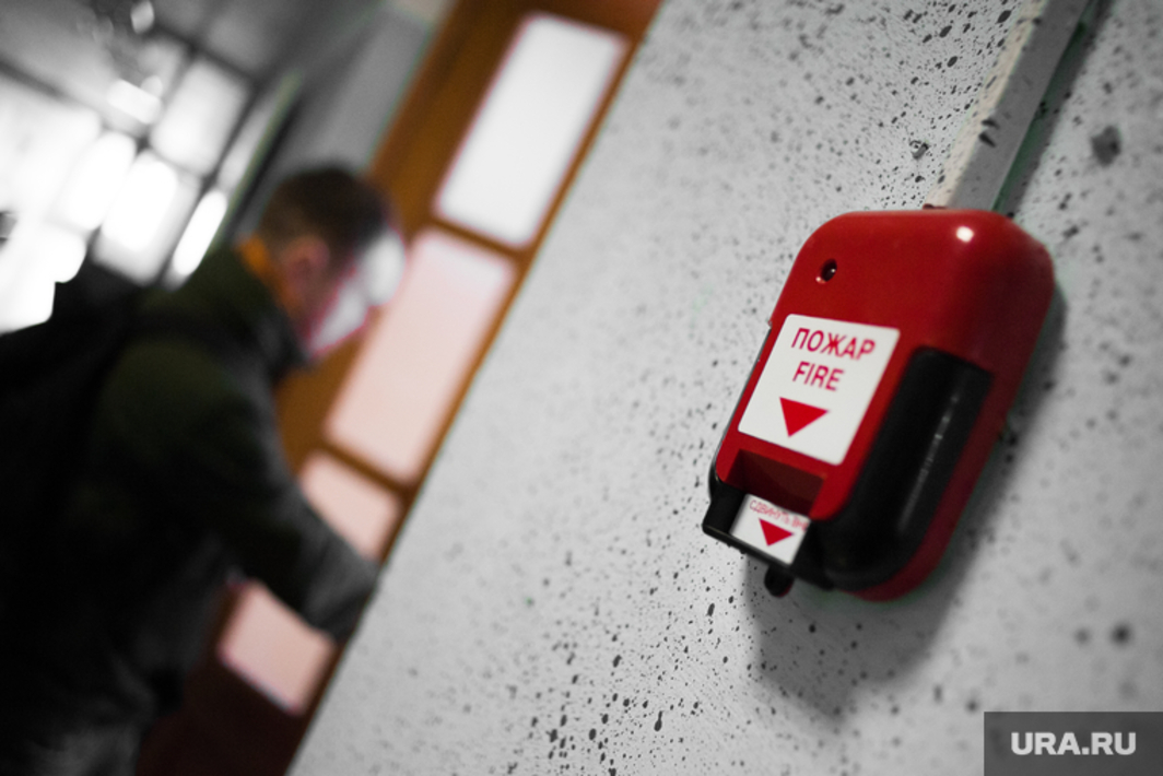 Код на пожарную тревогу в мм2. Кнопка пожарной тревоги на судне. Системы пожарной сигнализации (спс). Тревога надпись. Код на пожарную тревогу в мм2.