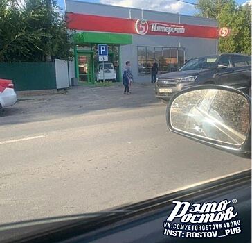 В Ростовской области автомобиль &laquo;заехал за хлебушком&raquo; прямо в магазин