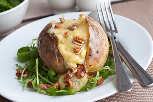 Картофель с брокколи и сырным соусом