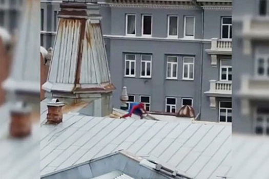 В российском городе обнаружили бегающего по крышам Человека-паука