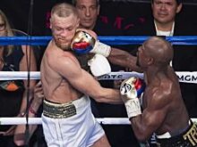 Непобежденный Флойд Мейвезер прилетел в Екатеринбург поддержать друга