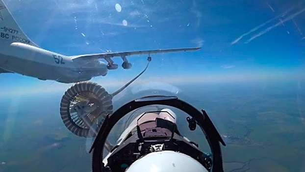 Показана дозаправка в воздухе истребителей Су-35С и Су-30СМ