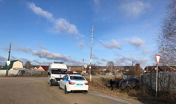 В Каменске-Уральском мужчина на внедорожнике влетел в ограждение дома