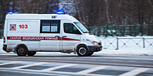 Карета скорой помощи с пациентом застряла в заснеженном дворе в Ижевске