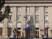 Перед главпочтамтом посадили новые деревья